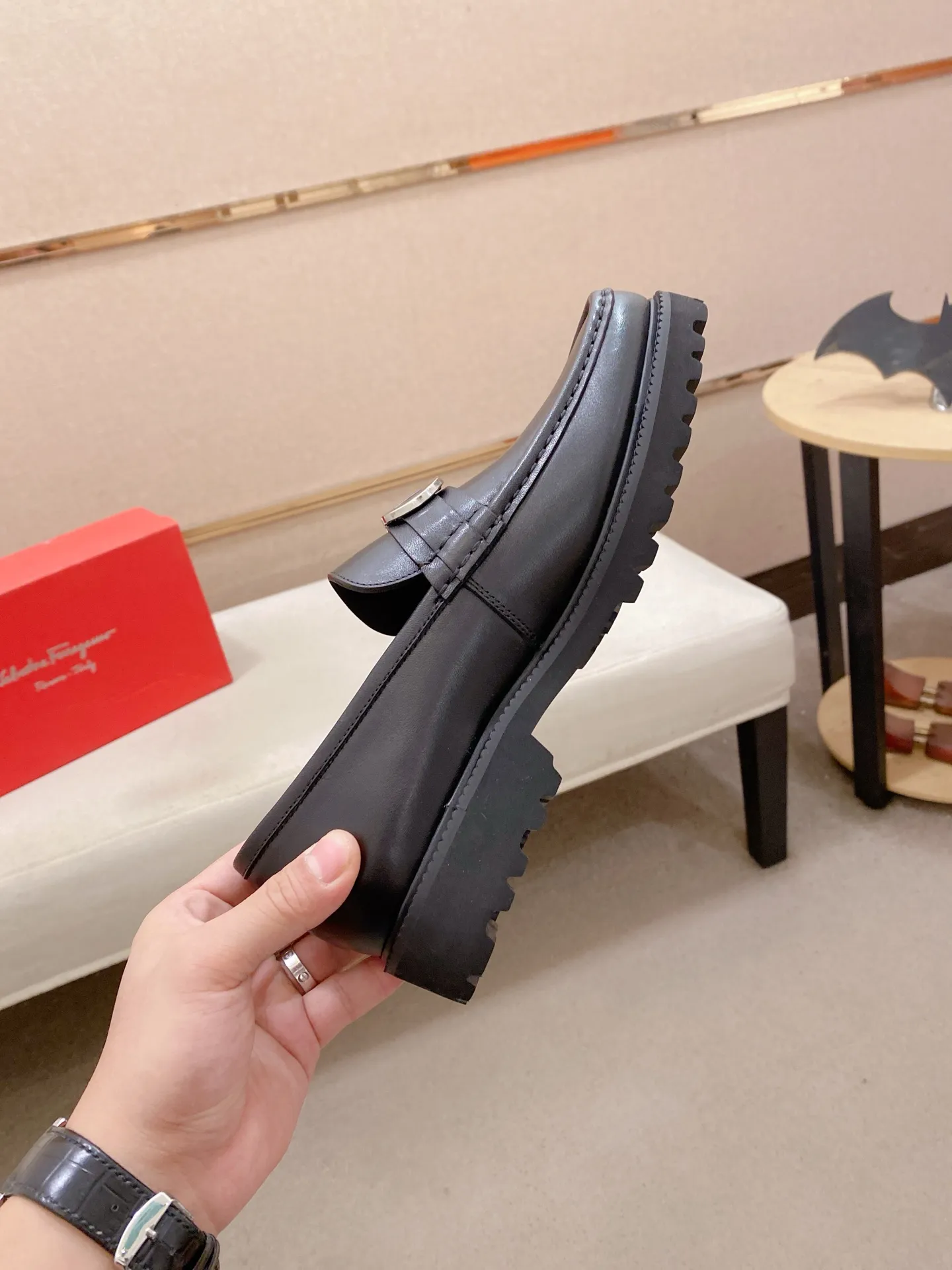 Men's shoes💰: 560💰 High version Ferragamo quality! 🆕🆕Exclusive hot-selling products in stock🔥🔥New products on the shelves, high-quality shoes, high-end driving shoes, with complete packaging! 💪 💪 Material: imported patented cowhide 🐂 + imported high-quality water-dyed cowhide lining + wear-resistant outsole 👍🏻👍🏻 Features: high-end and comfortable, purely handmade 🚀 🚀 Create the perfect shoes that suit you best 🔥 🔥 Size: (38-44) Can be customized 45 non-returnable!